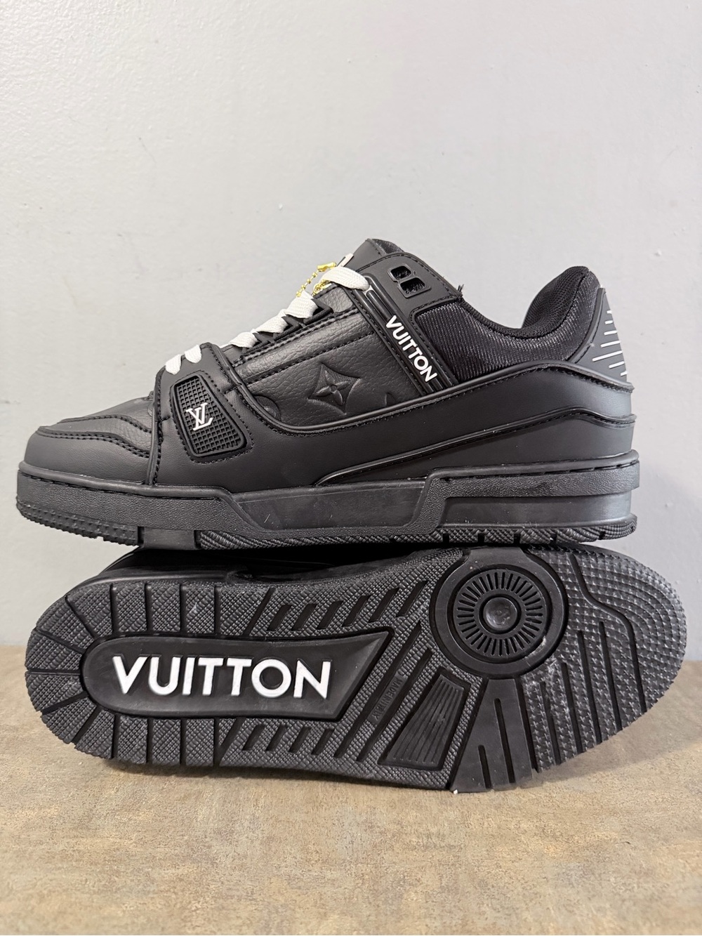 Louis Vuitton Black Men’s Low-Top Sneakers with White Laces - Picture 3 of 7
